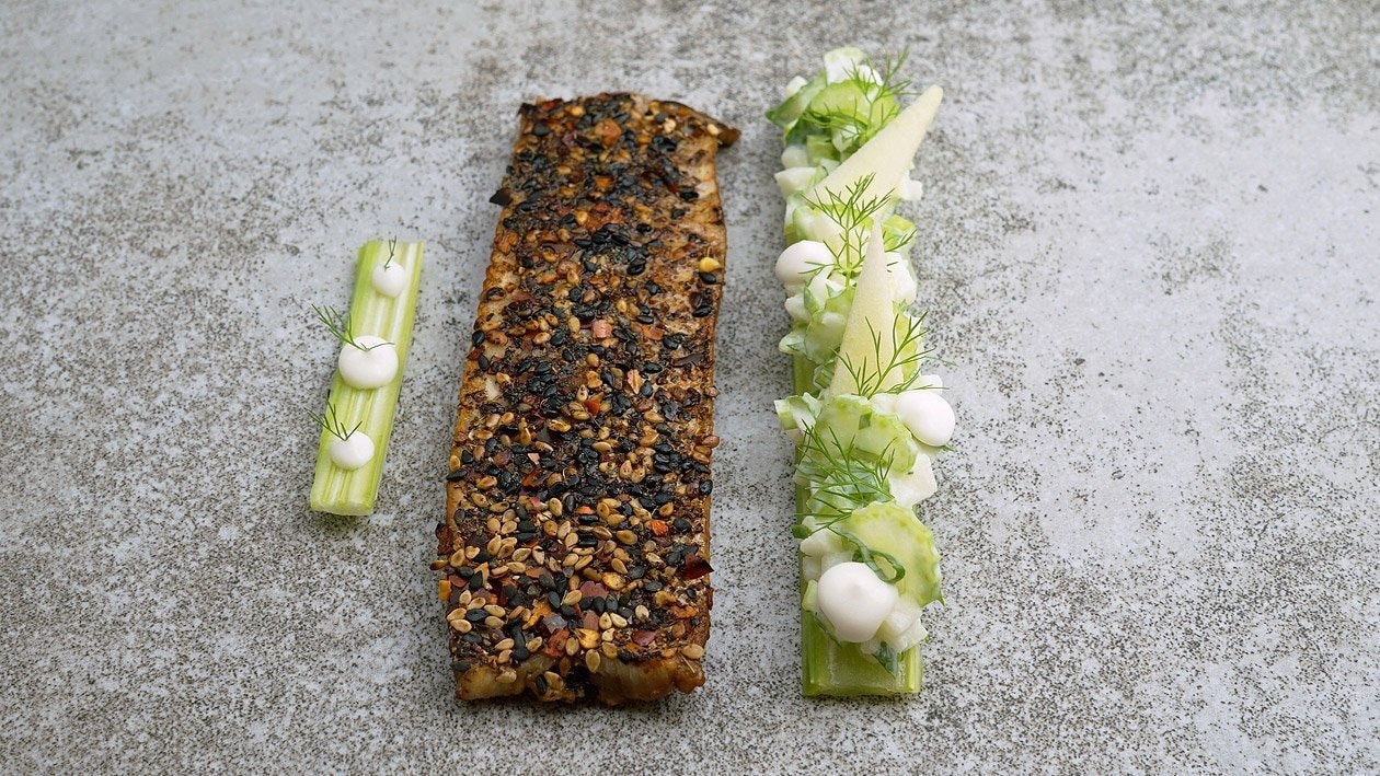 Forellen-Tataki mit Apfel-Staudensellerie-Salat Forellen-Tataki mit Apfel-Staudensellerie-Salat