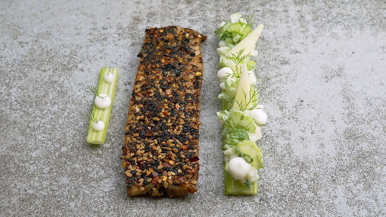 Forellen-Tataki mit Apfel-Staudensellerie-Salat