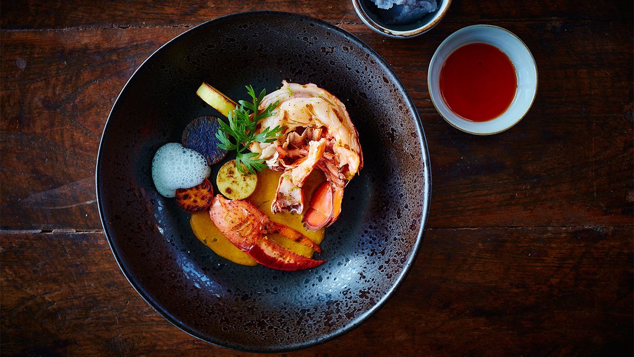 Homard grillé au curry jaune et écume de noix de coco Homard grillé au curry jaune et écume de noix de coco