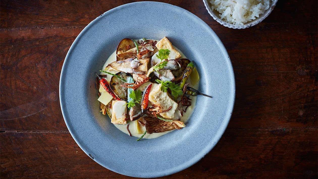 Curry vert d'aubergines, tofou, pousses de bambou et pleurotes