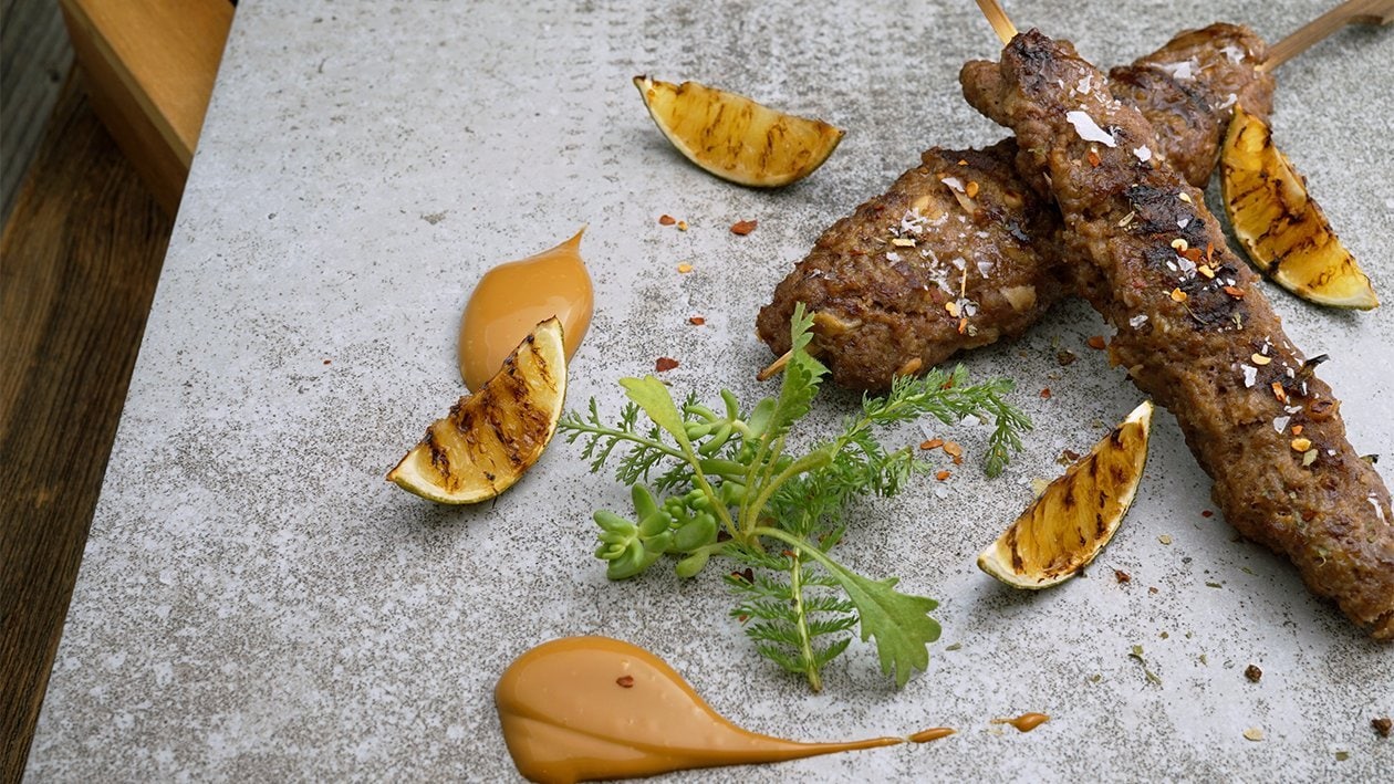 Brochette de boeuf à la noix de coco au curry, mayonnaise au citron vert Brochette de boeuf à la noix de coco au curry, mayonnaise au citron vert