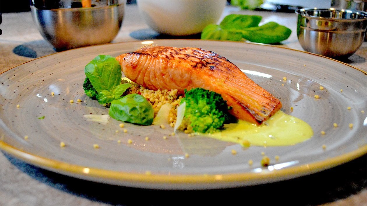 Sautierter Lachs mit Basilikum- Lemon Schaum und Broccoli