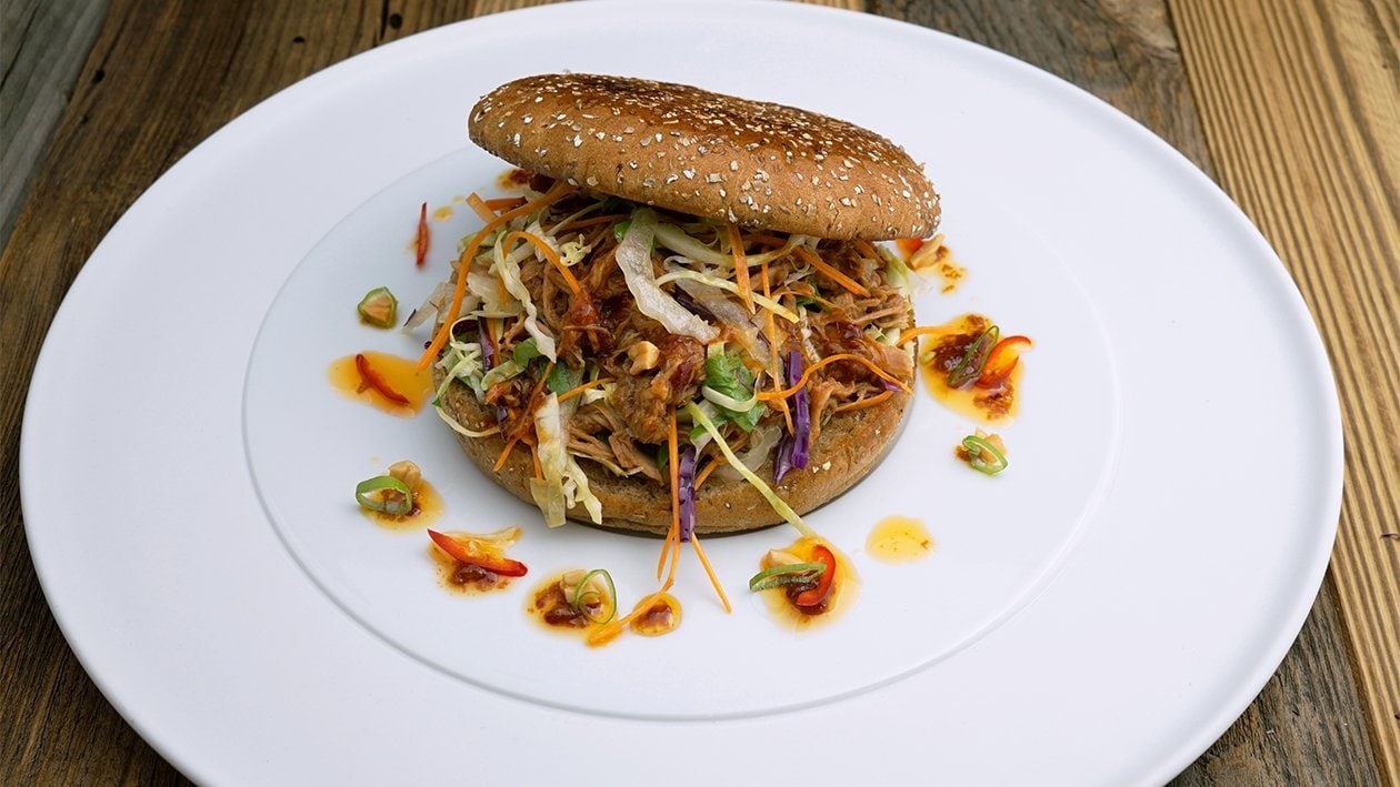 Burger asiatique de porc effiloché et relevé Burger asiatique de porc effiloché et relevé