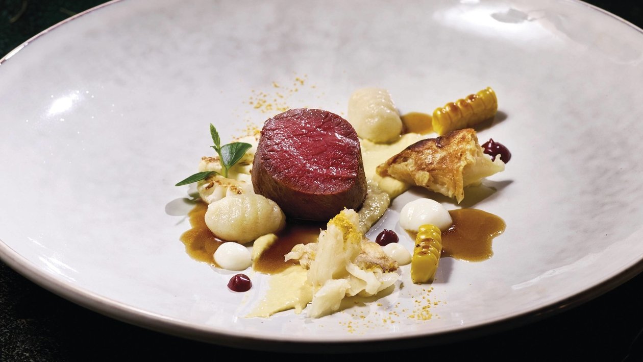 Selle de daim, bière de malte, chou-fleur grillé, maïs, céleri et purée de pruneaux Selle de daim, bière de malte, chou-fleur grillé, maïs, céleri et purée de pruneaux
