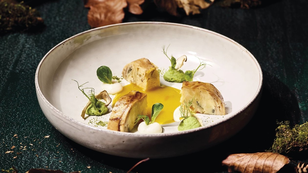 Kräuterseitlinge, Trüffelpasta, Sellerie, Gewürzfond, Feldsalat Kräuterseitlinge, Trüffelpasta, Sellerie, Gewürzfond, Feldsalat
