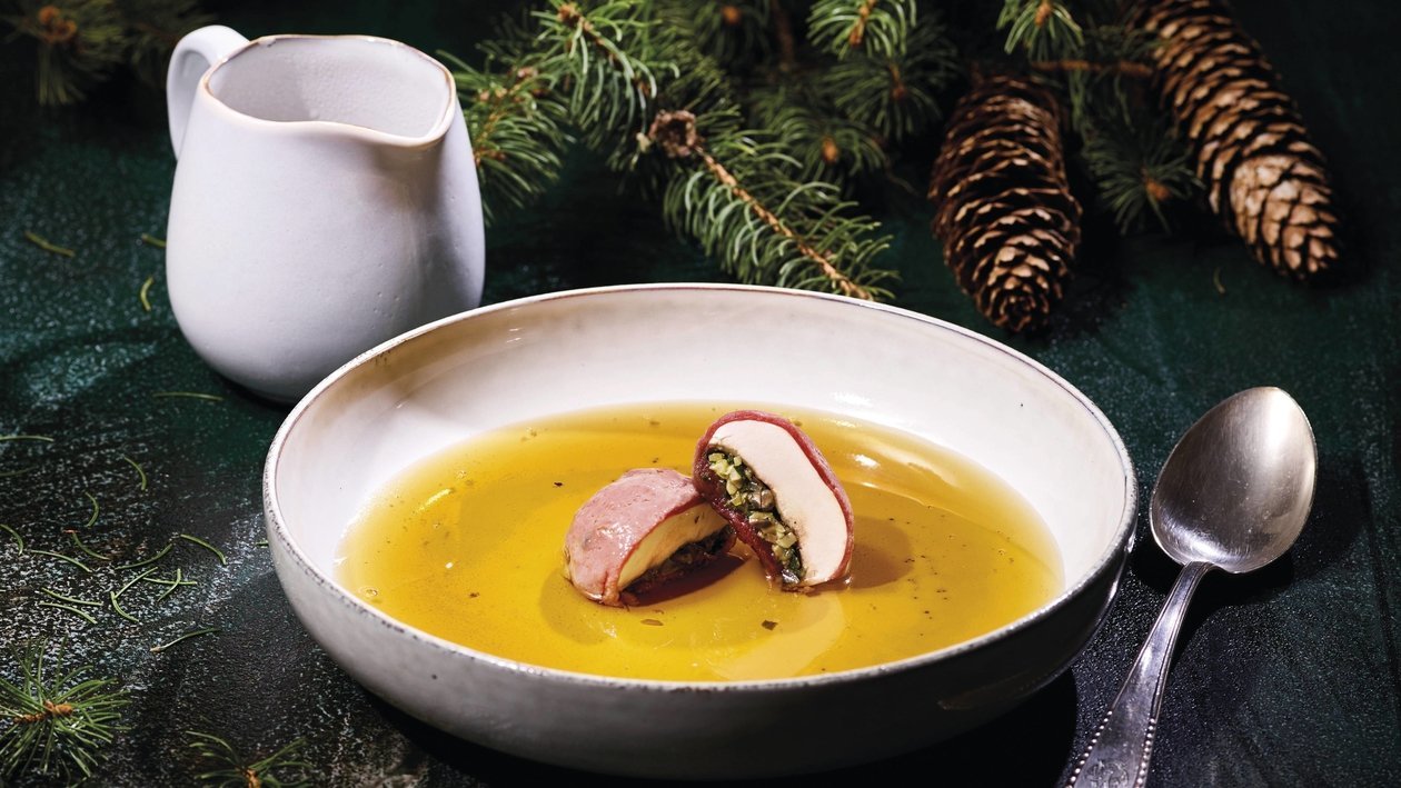 Wild-Consommé mit Champignon-Hirschravioli –  