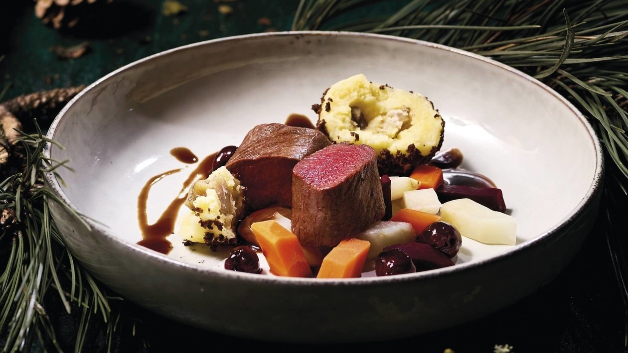 Wildhase, Wurzelgemüse, Kirschen, Kartoffeln, Maroni, Pumpernickel, Rotwein –  