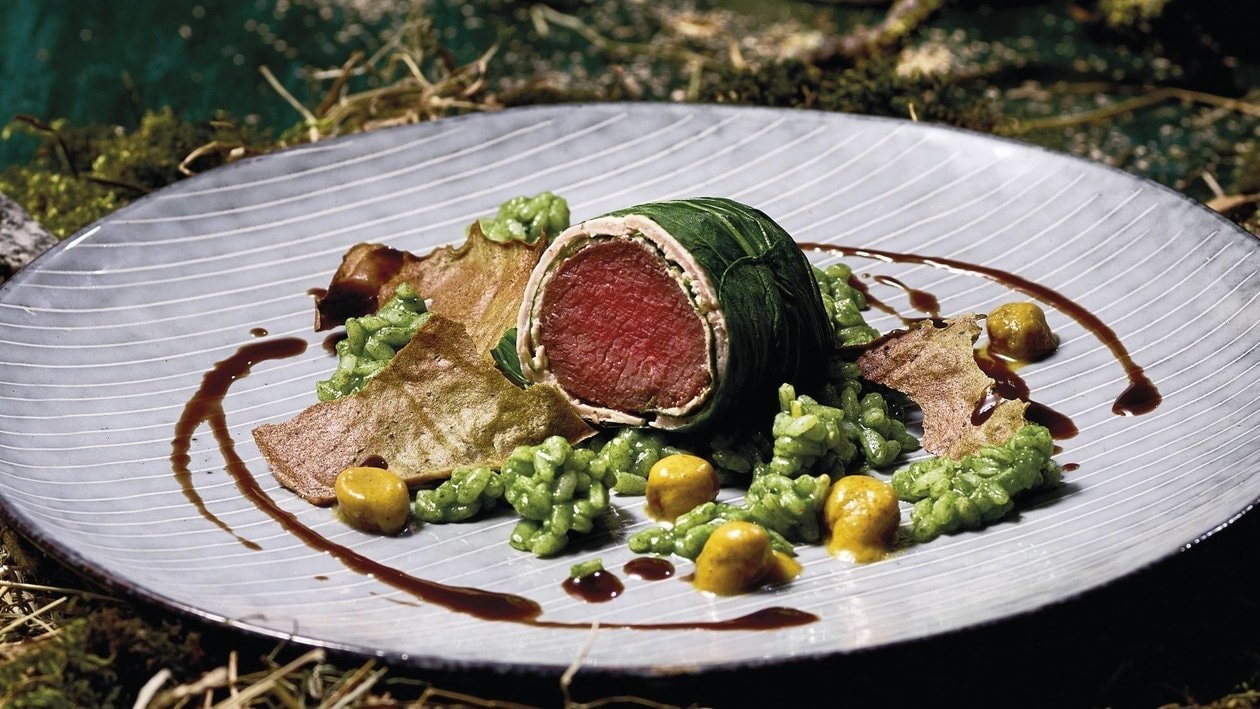 Selle de sanglier cuite en pâte de farine fumée, sauce au thym et risotto au chiendent Selle de sanglier cuite en pâte de farine fumée, sauce au thym et risotto au chiendent