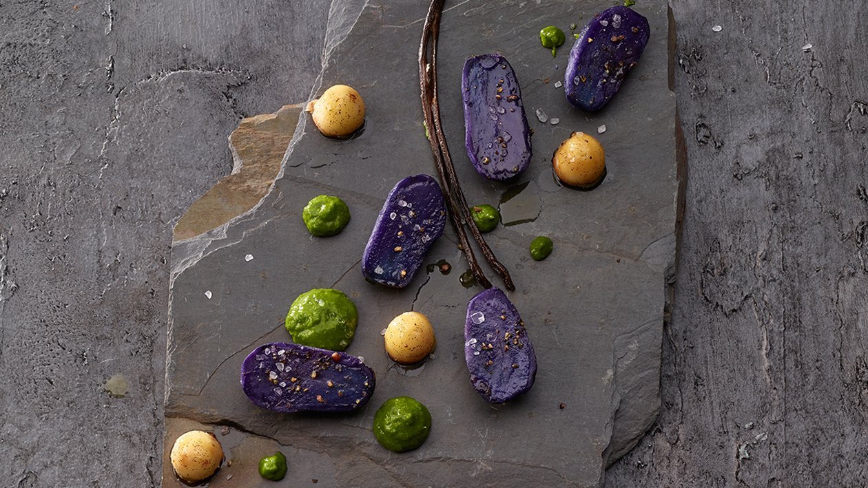 Pommes de terre violettes aux pommes, sauce verte et câpres