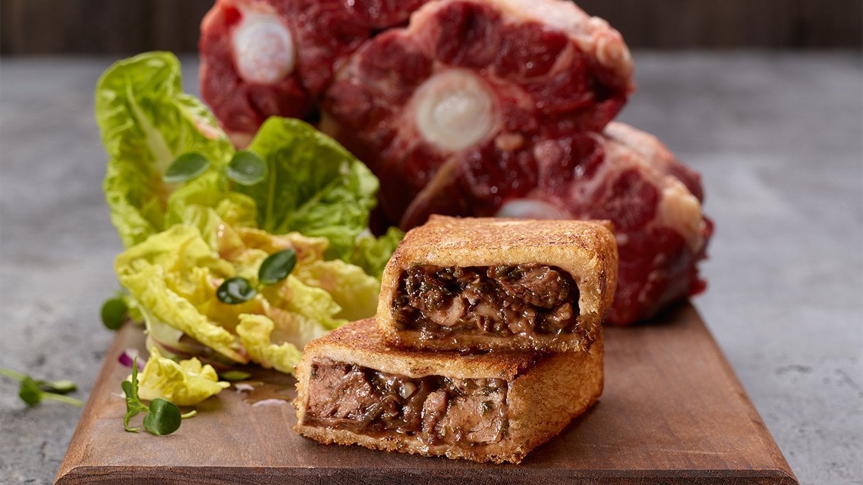 Sandwich vom Ochsenschwanz mit Portwein-Senf-Jus Sandwich vom Ochsenschwanz mit Portwein-Senf-Jus
