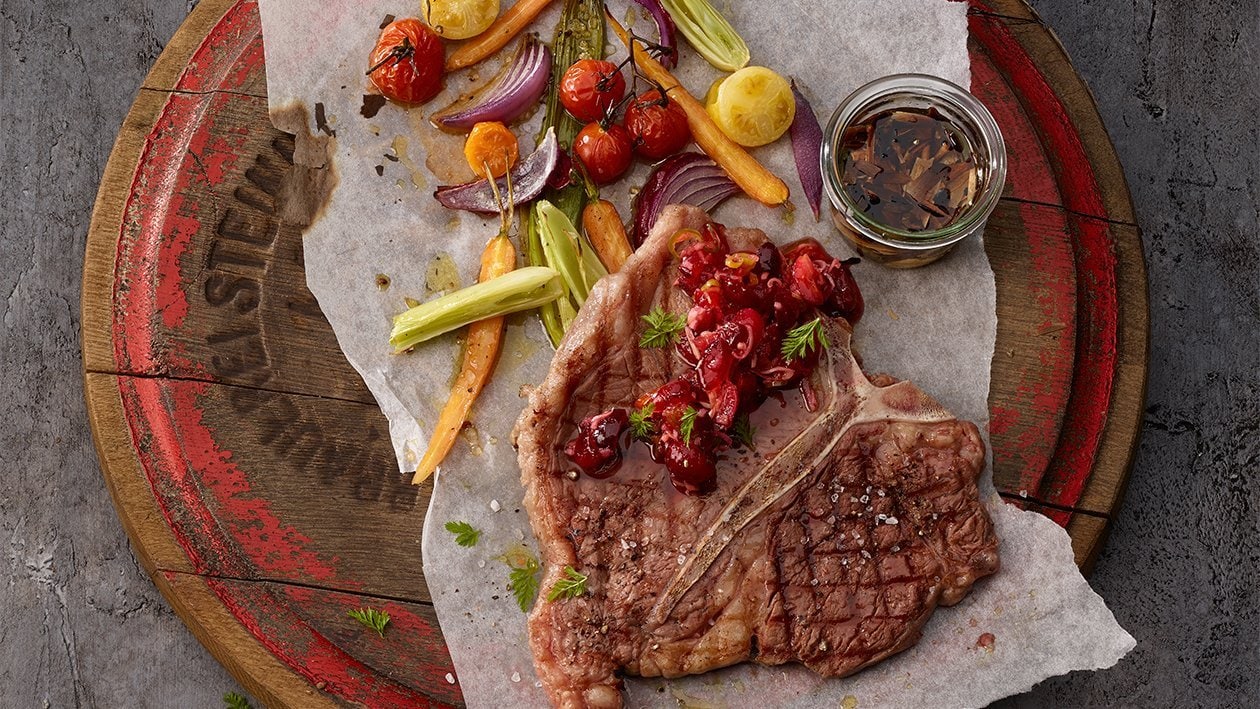 Sauniertes T-Bone-Steak mit Rauchöl und Hagebutten-Chutney Sauniertes T-Bone-Steak mit Rauchöl und Hagebutten-Chutney