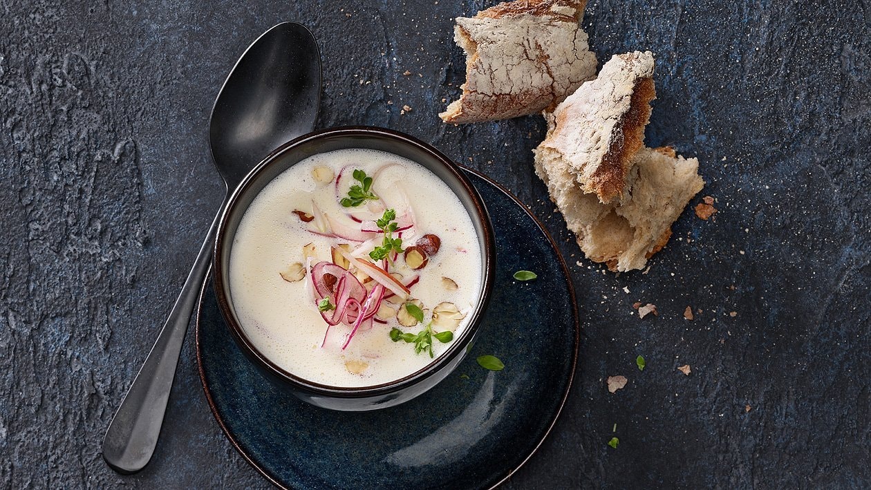 Crème de pommes et fromage aux noix et oignons marinés au vin rouge Crème de pommes et fromage aux noix et oignons marinés au vin rouge