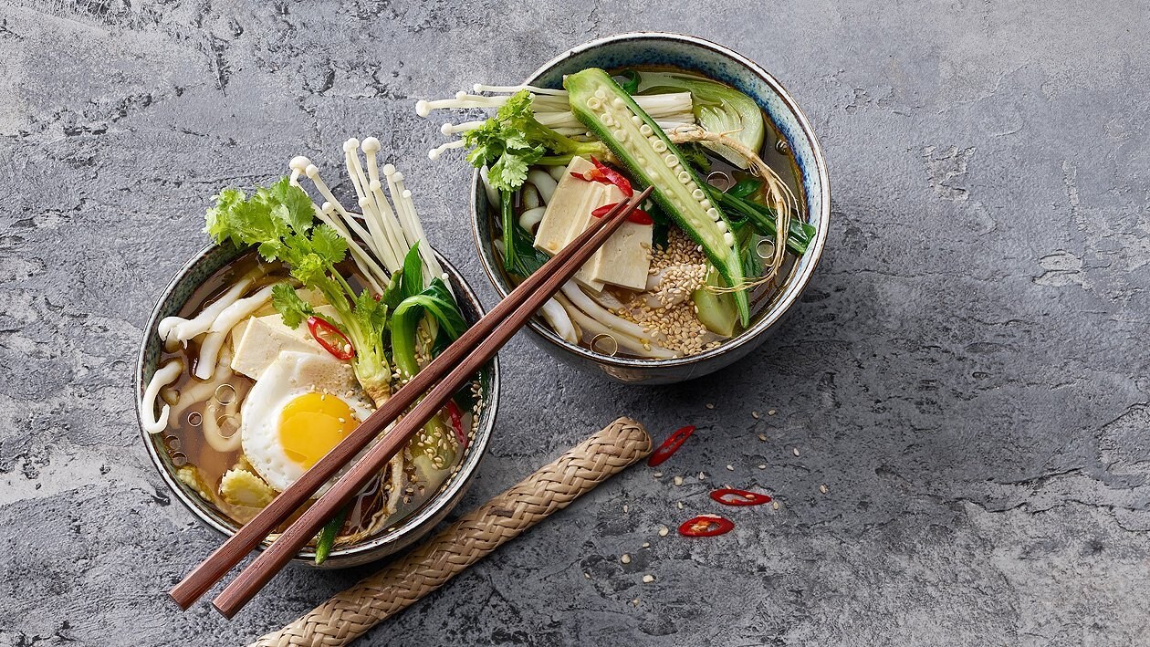 Soupe chinoise aux nouilles, tofu et oeuf de caille