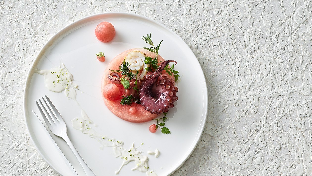 Pastèque fumée et marinée au poulpe et sauce froide au citron vert –  
