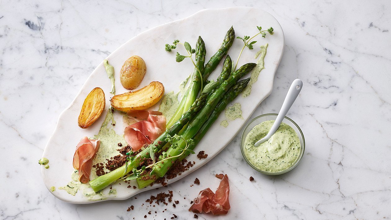 Grüner Spargel mit Bärlauch-Hollandaise, Kartoffeln und Rohschinken Grüner Spargel mit Bärlauch-Hollandaise, Kartoffeln und Rohschinken