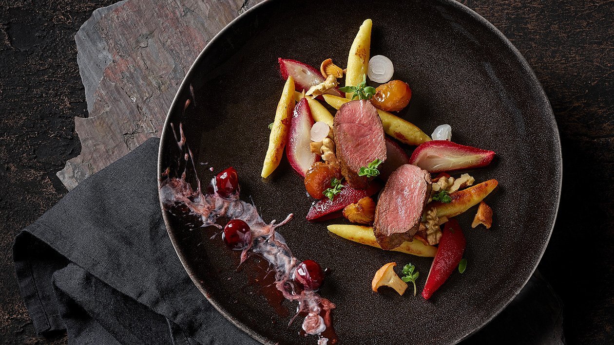 Médaillons de selle de chevreuil rosés à la sauce aux griottes, nouilles de pommes de terre et poires pochées Médaillons de selle de chevreuil rosés à la sauce aux griottes, nouilles de pommes de terre et poires pochées