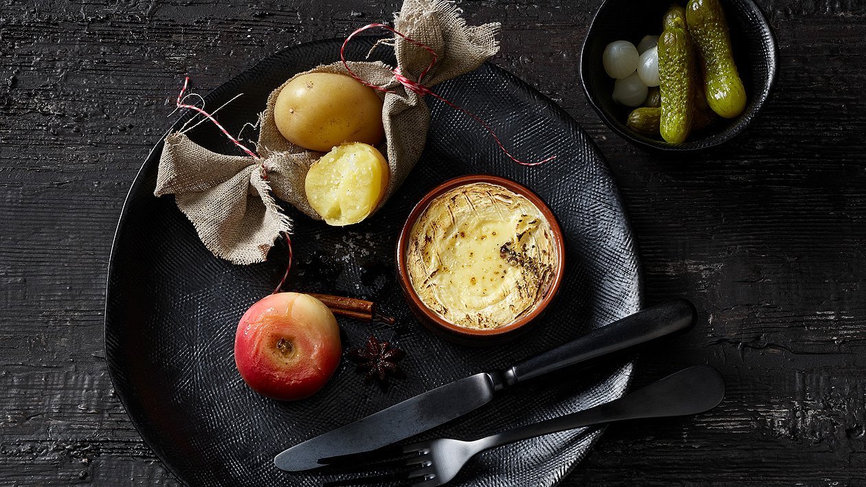 Saint-Marcelin au four avec pommes en robe des champs, pommes rôties et cornichons Saint-Marcelin au four avec pommes en robe des champs, pommes rôties et cornichons