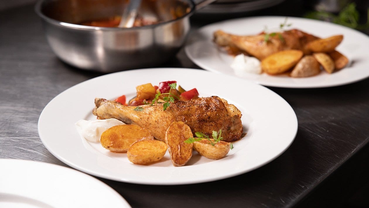 Cuisse de poulet, sauce à l'ail, pommes au four et ratatouille Cuisse de poulet, sauce à l'ail, pommes au four et ratatouille