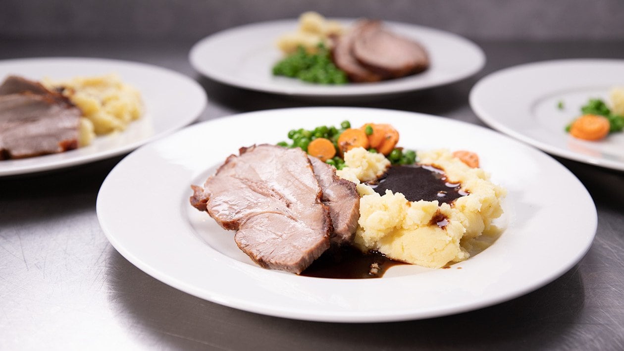 Glasierter Schweinsbraten mit Kartoffelstock, Erbsli und Rüebli für Grossmengen Glasierter Schweinsbraten mit Kartoffelstock, Erbsli und Rüebli für Grossmengen