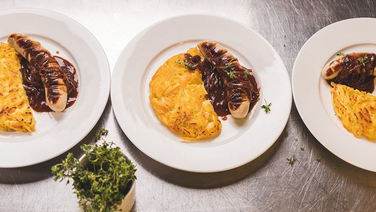 Kalbsbratwurst mit Zwiebelsauce und Rösti für Grossmengen