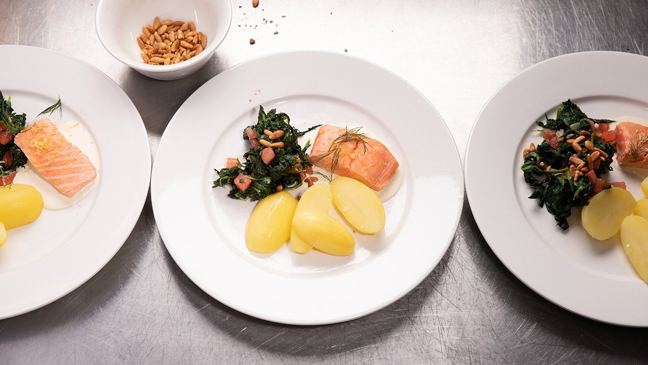 Pochiertes Lachsfilet mit Zitronensauce, Salzkartoffeln und Blattspinat für Grossmengen Pochiertes Lachsfilet mit Zitronensauce, Salzkartoffeln und Blattspinat für Grossmengen