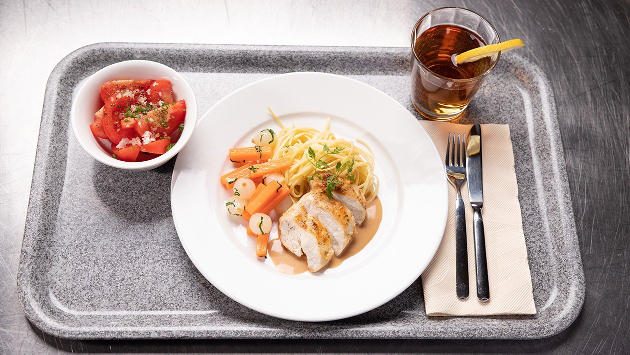 Suprême de poulet à la crème, nouilles et carottes, pour grande quantité Suprême de poulet à la crème, nouilles et carottes, pour grande quantité