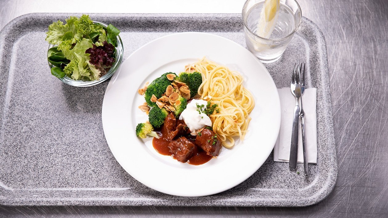 Rindsgulasch mit Nudeln und Broccoli für Grossmengen