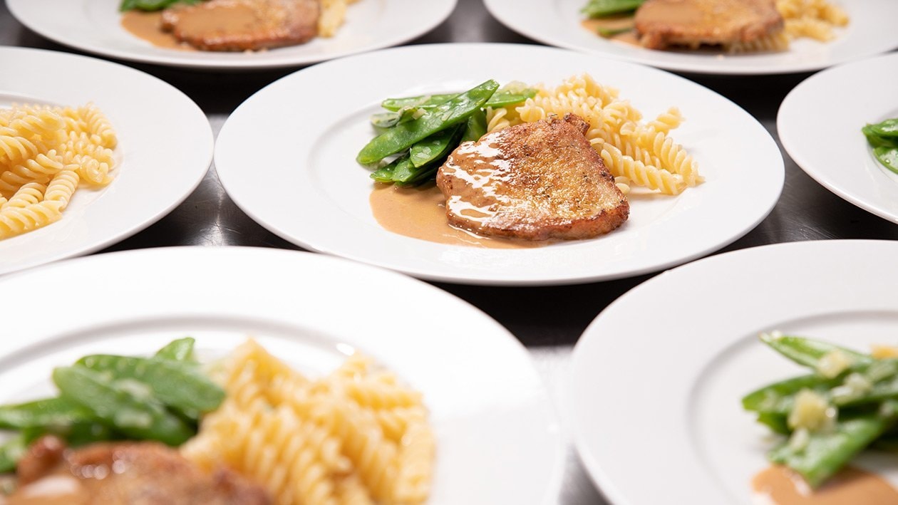 Schweinsrahmschnitzel mit Nudeln und Kefen für Grossmengen Schweinsrahmschnitzel mit Nudeln und Kefen für Grossmengen