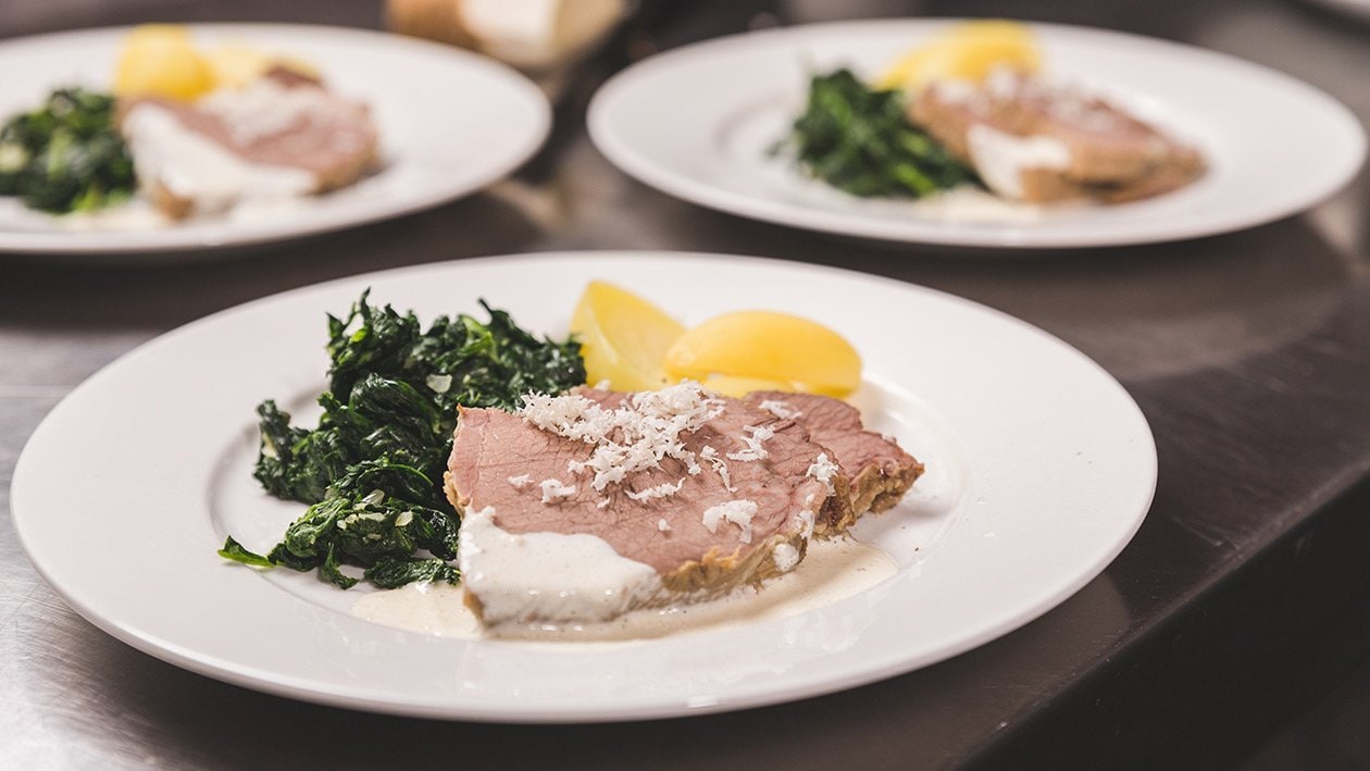 Siedfleisch mit Meerrettichsauce, Kartoffeln und Spinat für Grossmengen