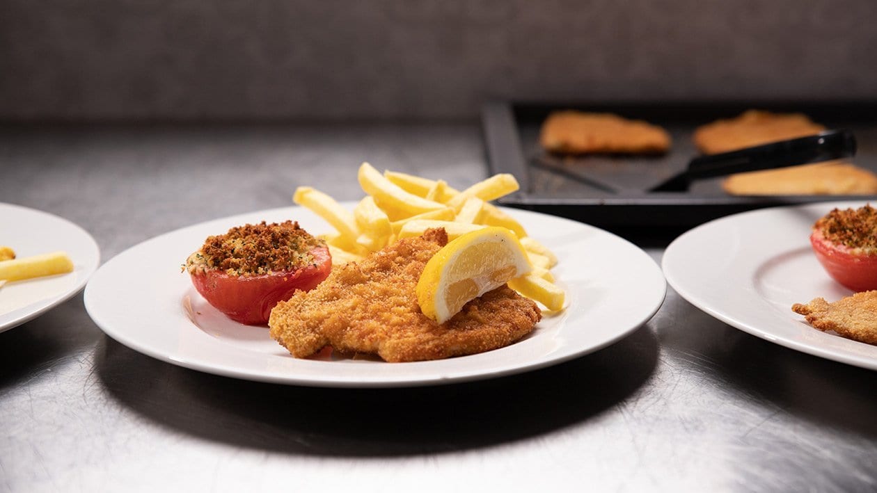 Wiener Schnitzel mit Pommes frites und Tomate Provencale für Grossmengen Wiener Schnitzel mit Pommes frites und Tomate Provencale für Grossmengen