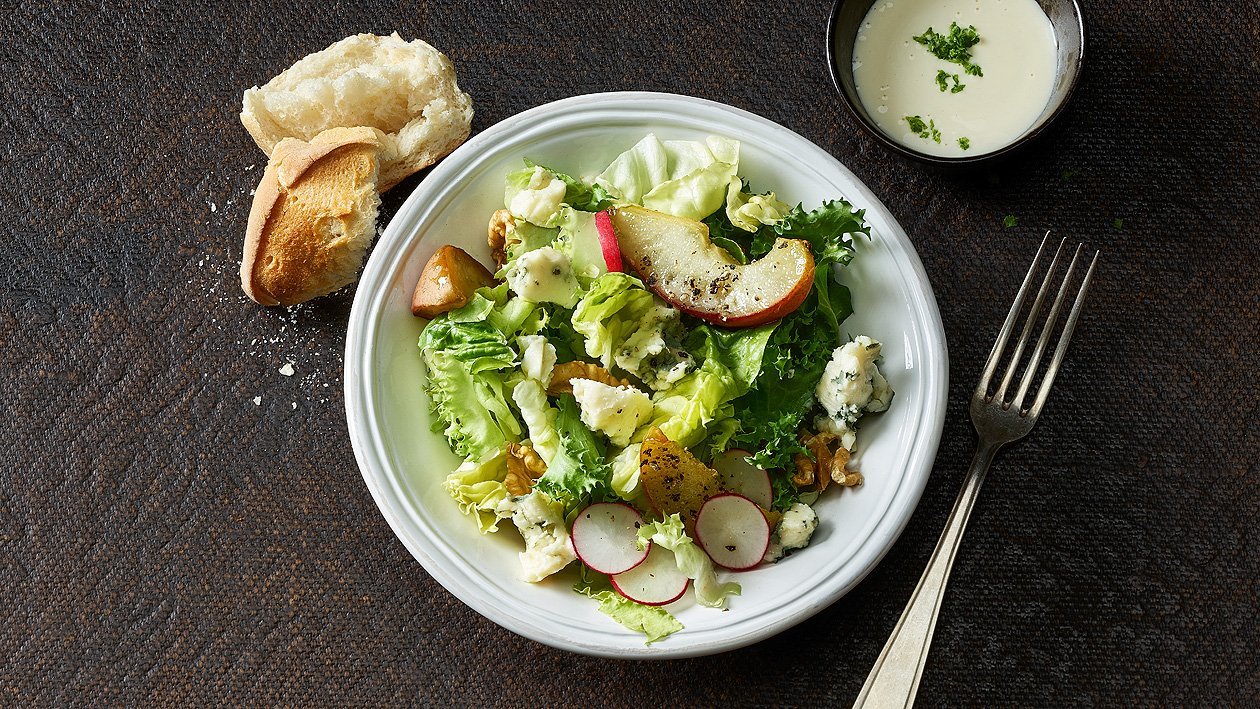 Blattsalat mit Apfel und Blauschimmelkäse Blattsalat mit Apfel und Blauschimmelkäse