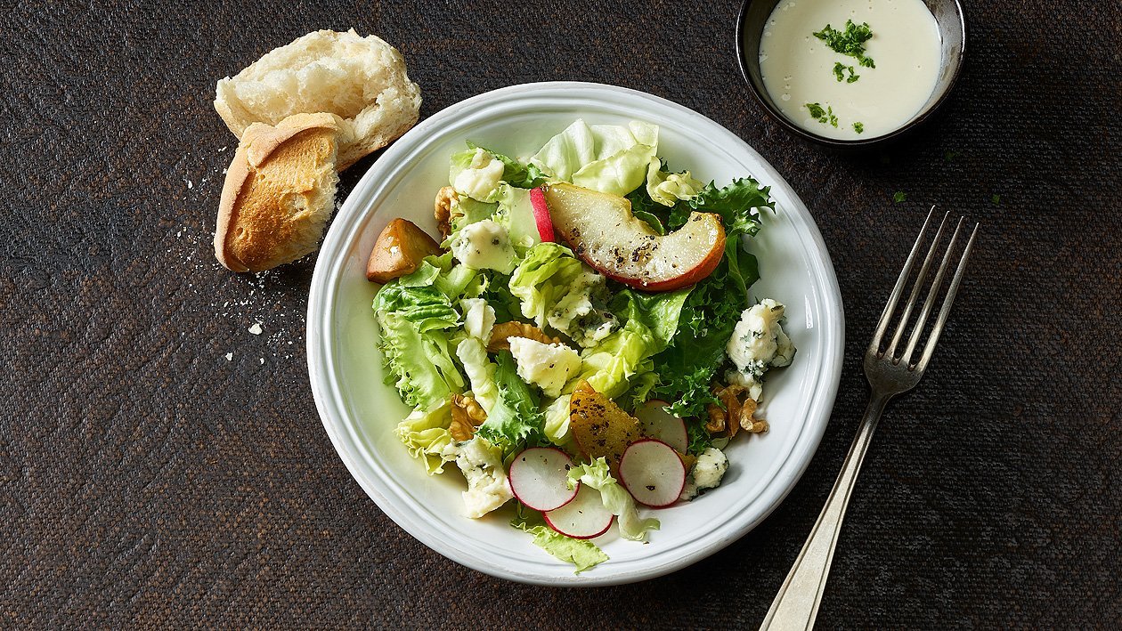 Blattsalat mit Apfel und Blauschimmelkäse