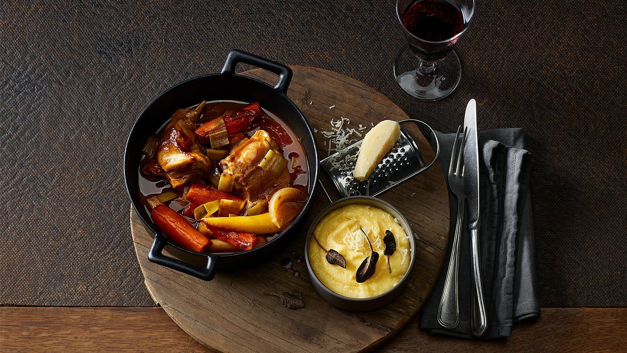Kaninchenragout mit Polenta und Gemüse Kaninchenragout mit Polenta und Gemüse