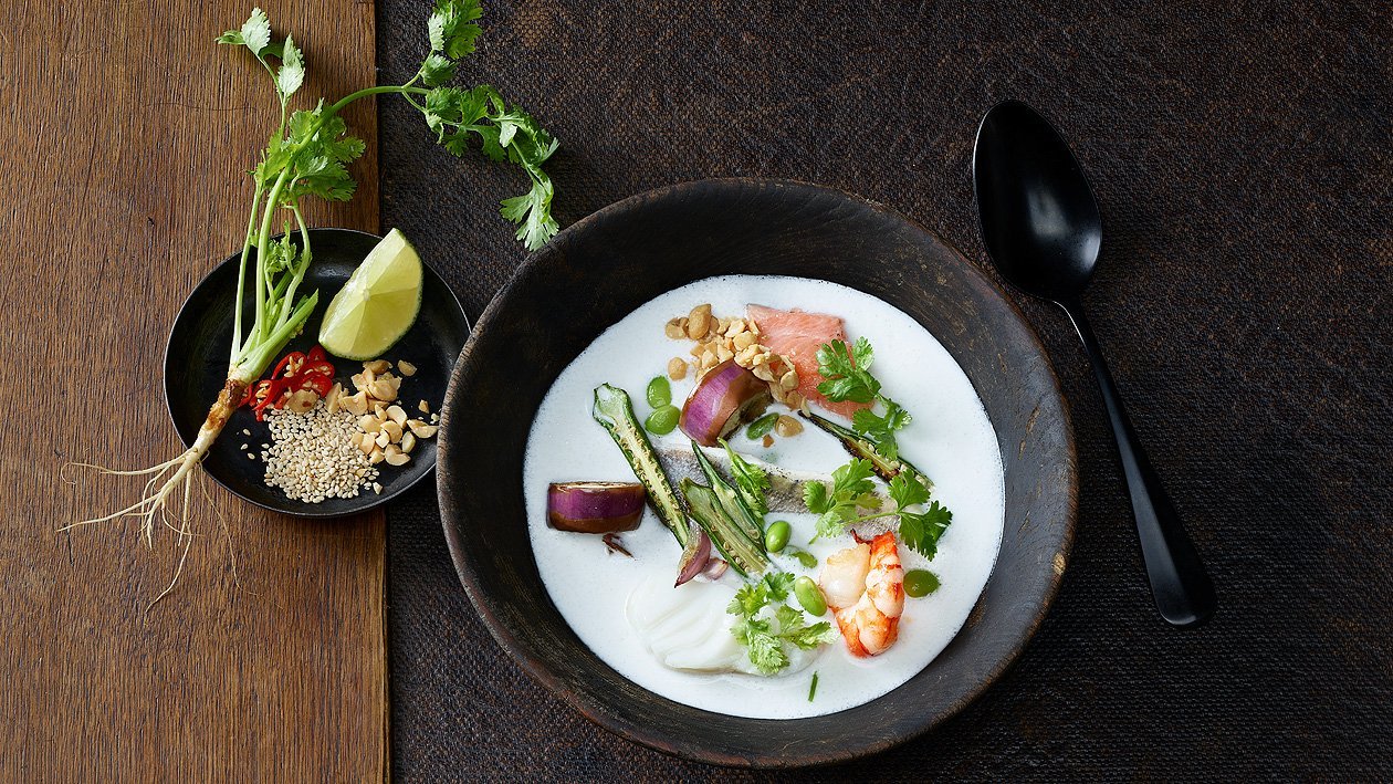 Crème de coco aux poissons et légumes