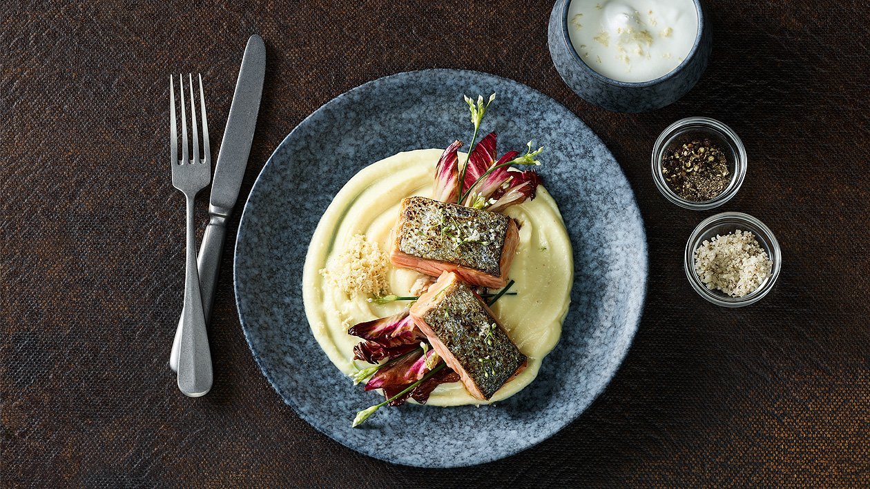 Médaillons de saumon sautés, purée de pommes de terre au raifort et chicorée rouge