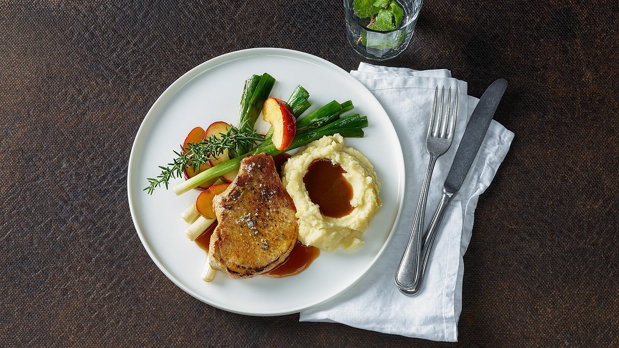 Côtelette de porc sautée, purée de pommes de terre, poireaux et pommes Côtelette de porc sautée, purée de pommes de terre, poireaux et pommes