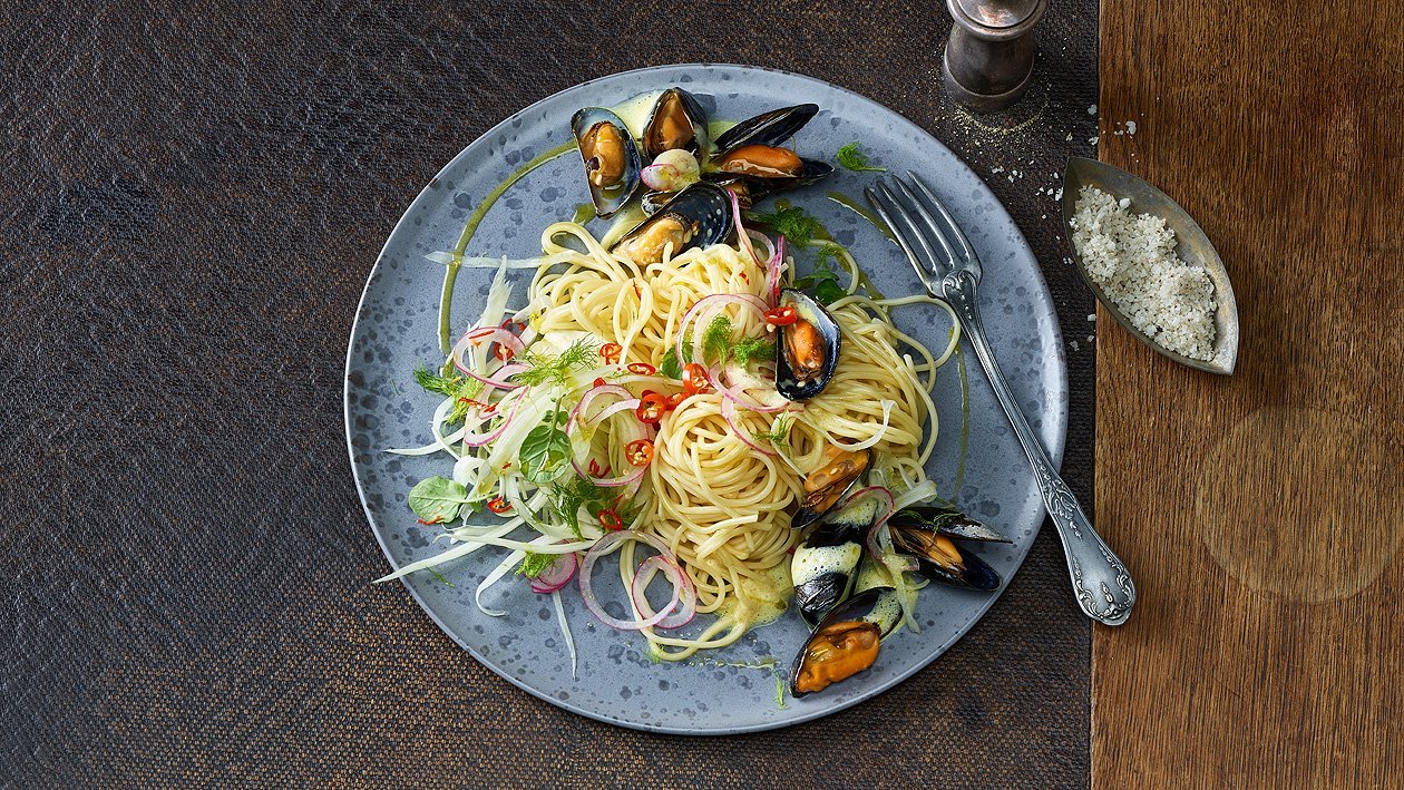 Spaghetti aglio olio peperoncini mit Miesmuscheln und Fenchel Spaghetti aglio olio peperoncini mit Miesmuscheln und Fenchel