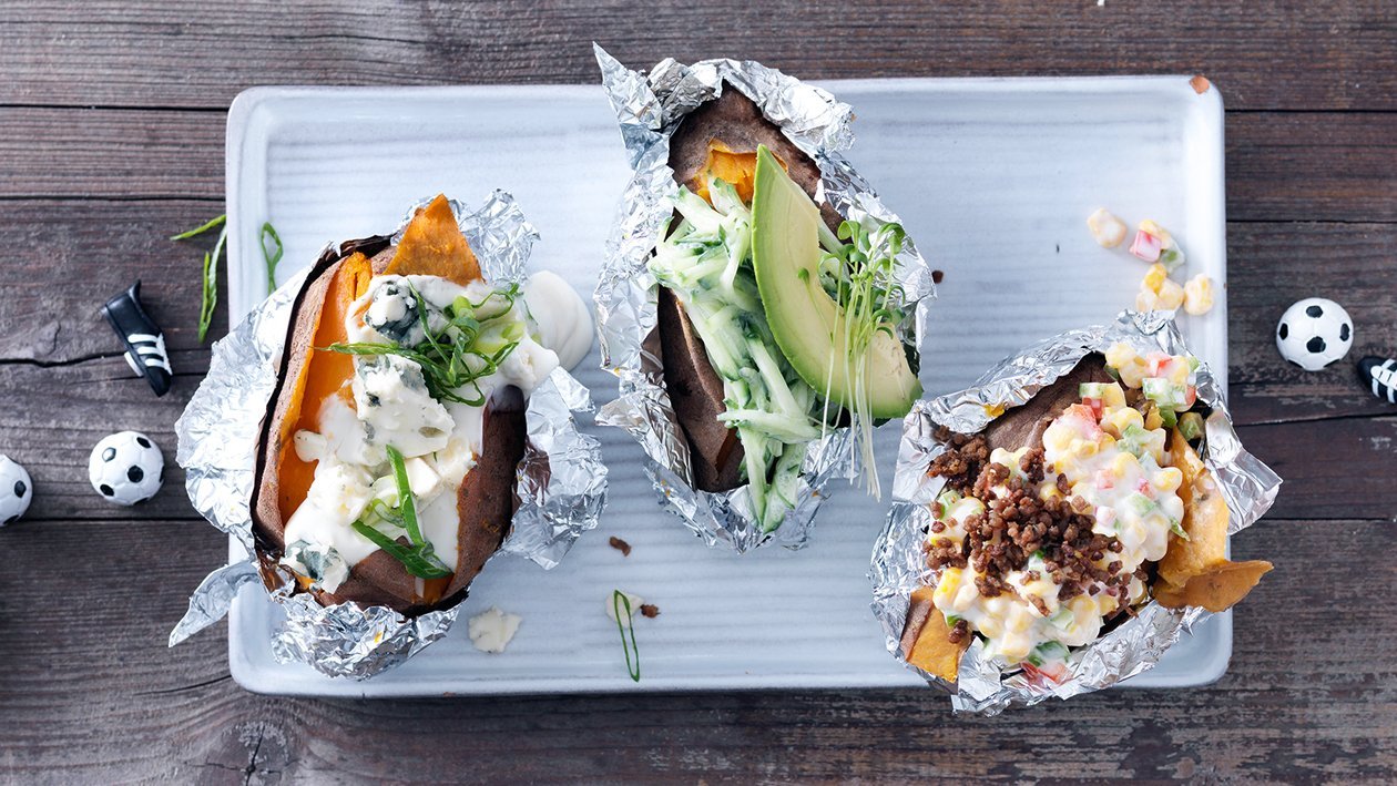 Baked potatoes aus Süsskartoffel mit Maissalat und Hackfleisch-Crumble