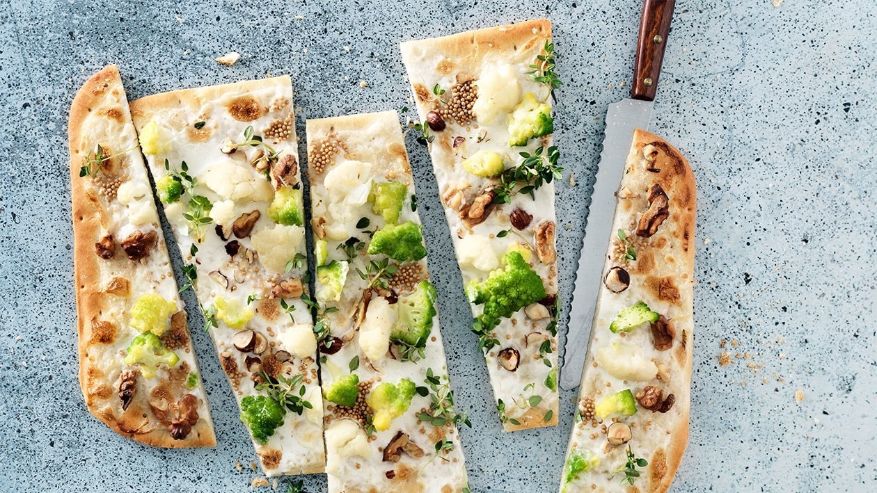 Flammkuchen mit Blumenkohl, Broccoli und Nüssen