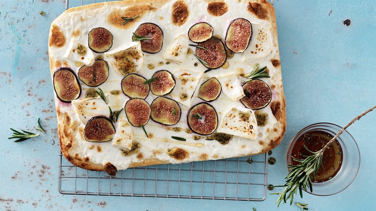 Flammkuchen mit Feigen und Ziegenkäse Flammkuchen mit Feigen und Ziegenkäse