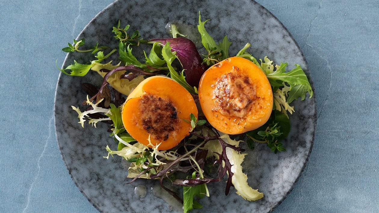 Abricots farcis et caramélisés sur lit de salade Abricots farcis et caramélisés sur lit de salade