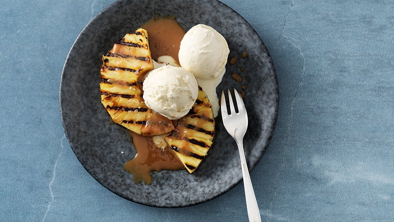 Grillierte Ananas mit Vanilleglace und Karamellsauce Grillierte Ananas mit Vanilleglace und Karamellsauce