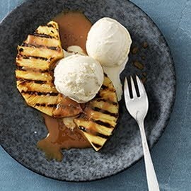 Ananas grillé, glace vanille et sauce caramel