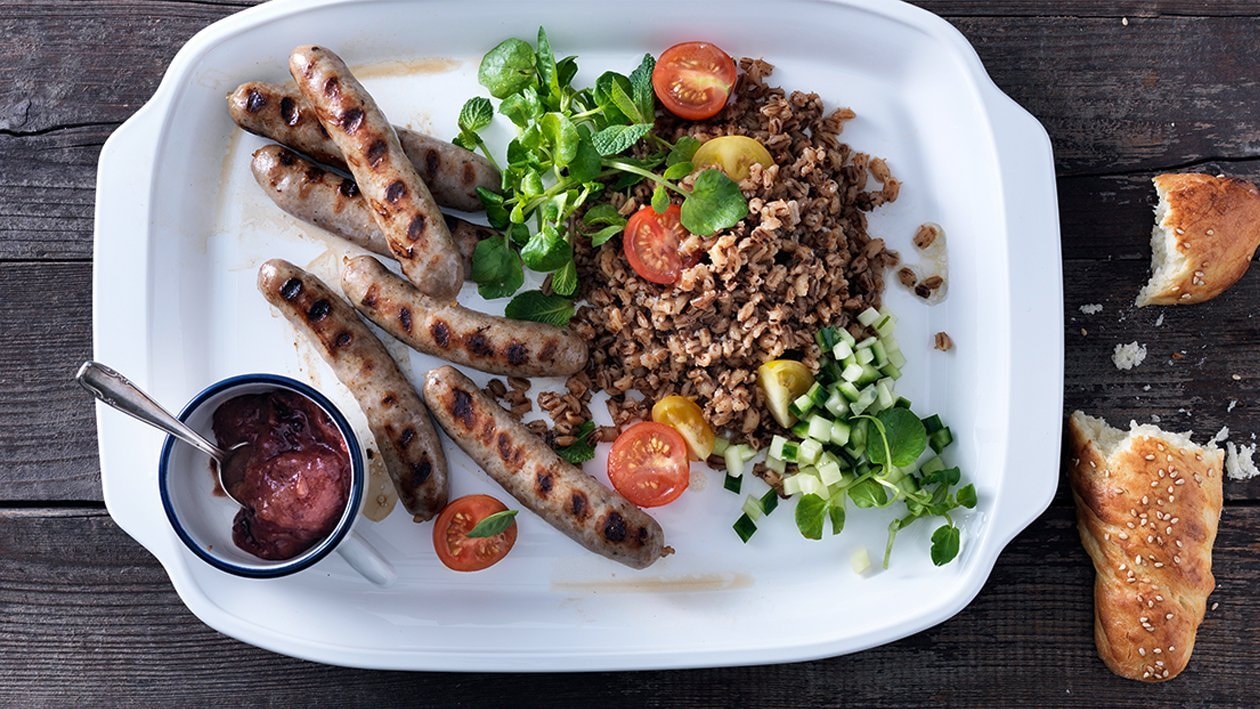 Saucisses d'agneau grillées avec une salade d'orge rôti Saucisses d'agneau grillées avec une salade d'orge rôti
