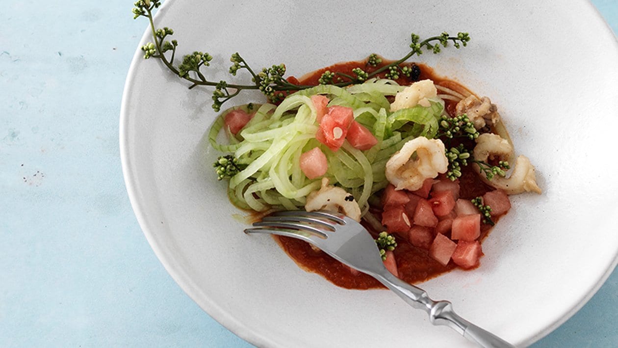 Gurkenspaghetti mit Wassermelone und pikanter Tomatencreme Gurkenspaghetti mit Wassermelone und pikanter Tomatencreme