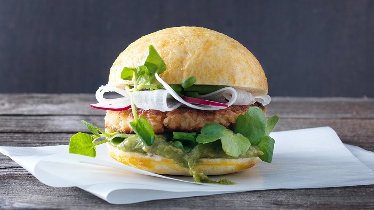 Hamburger mit Gemüseschnitzel und Gurken-Minze-Basilikun-Ketchup