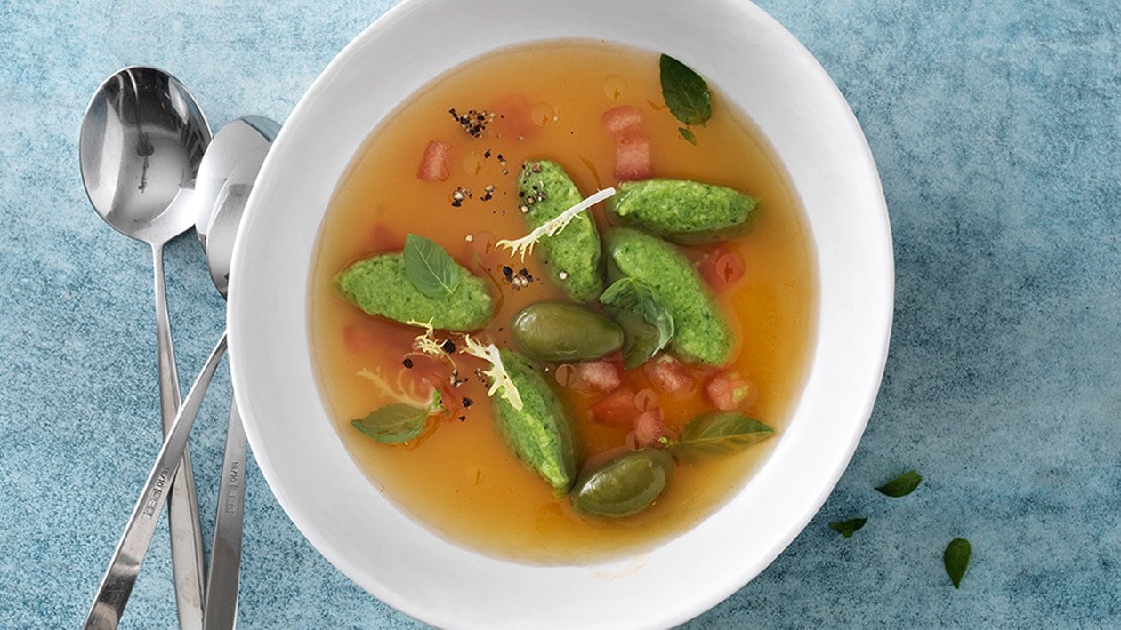 Klare Tomatenessenz mit Quark-Basilikum-Quenelles