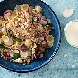Salade d'orecchiette aux champignons et radis blancs et rouges