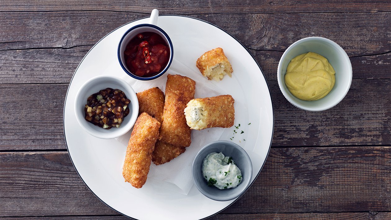 Rösti-Schmankerl mit Frischkäse-Kräuter-Füllung mit Dip Saucen Rösti-Schmankerl mit Frischkäse-Kräuter-Füllung mit Dip Saucen