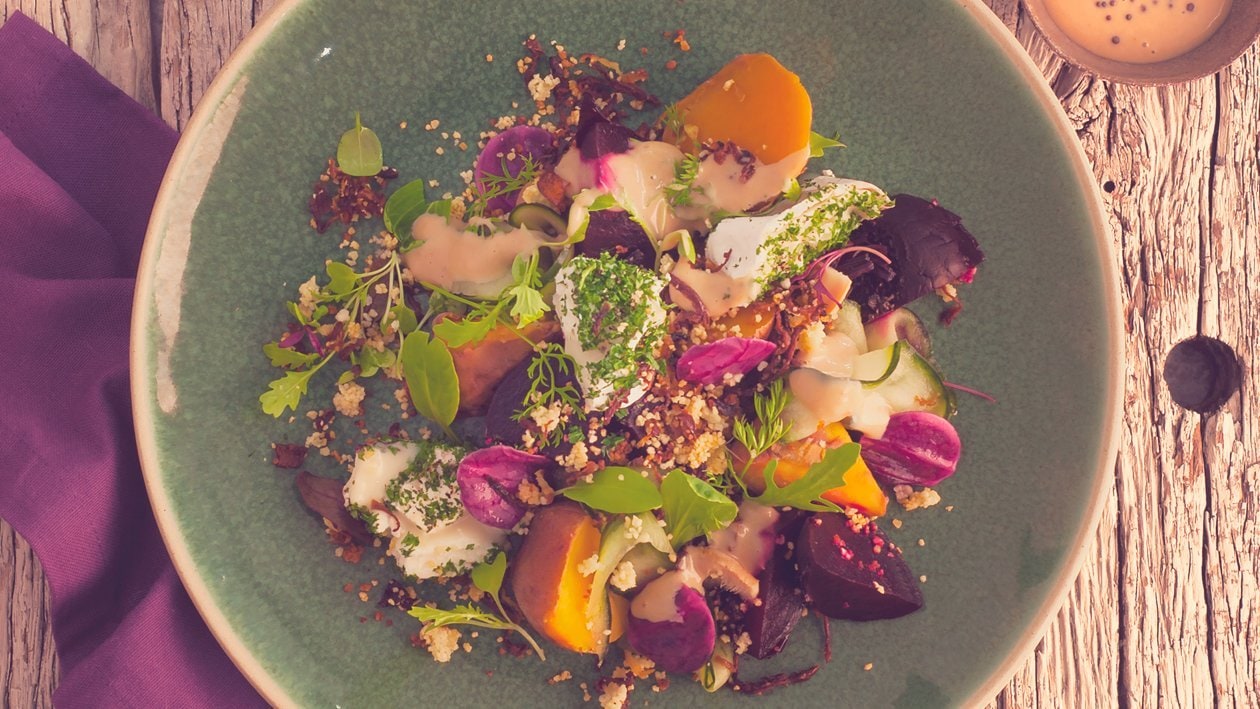 Salat , Randen, Süsskartoffeln, Ziegenkäse &amp; süßem Dressing